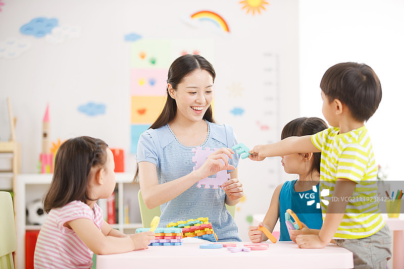 老师和儿童在娱乐室玩耍图片素材