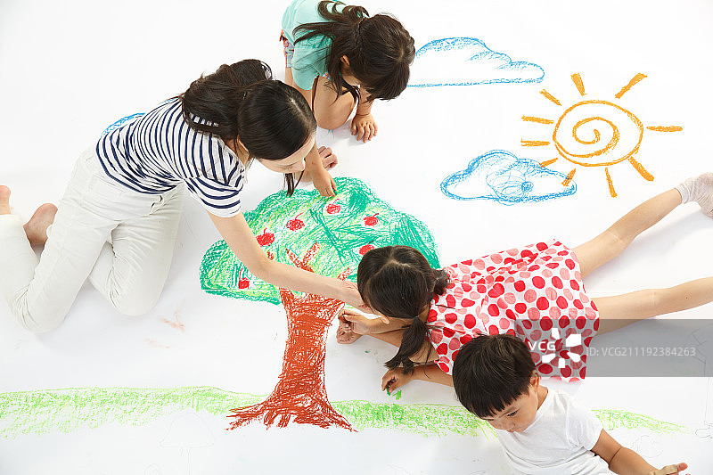 幼儿园儿童和老师在作画图片素材