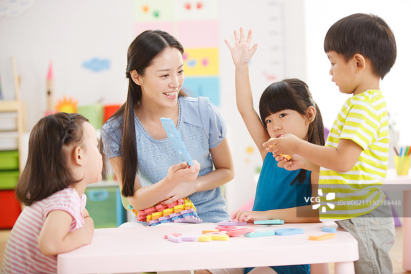 老师和儿童在娱乐室玩耍图片素材