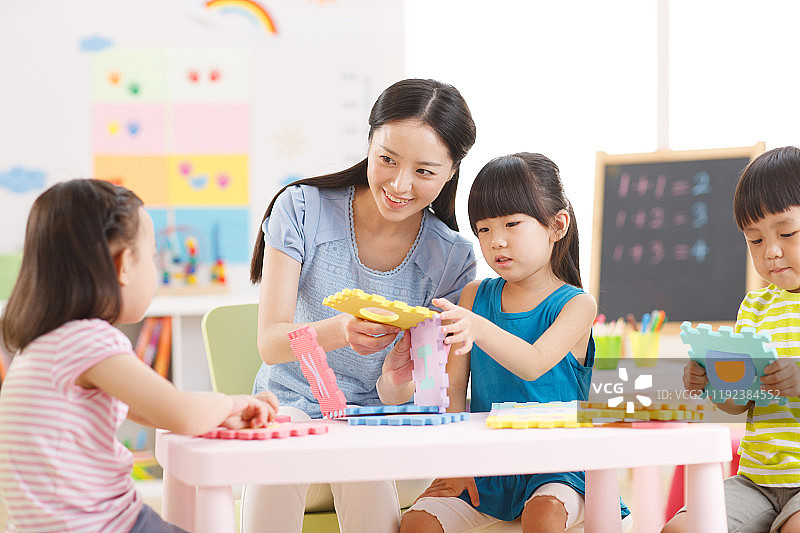 老师和儿童在娱乐室玩耍图片素材