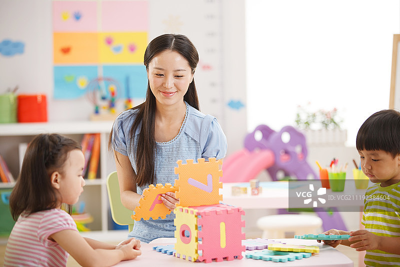 老师和儿童在娱乐室玩耍图片素材