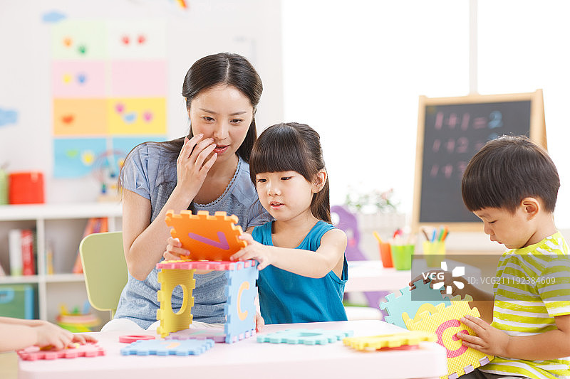 老师和儿童在娱乐室玩耍图片素材