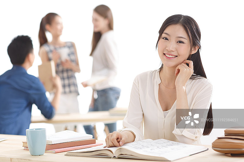 年轻的大学生在学习图片素材