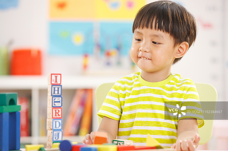 幼儿园儿童在娱乐室玩耍图片素材