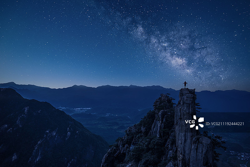 安徽宣城山顶仰望星空的男人图片素材