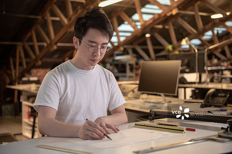 工作中的男设计师图片素材