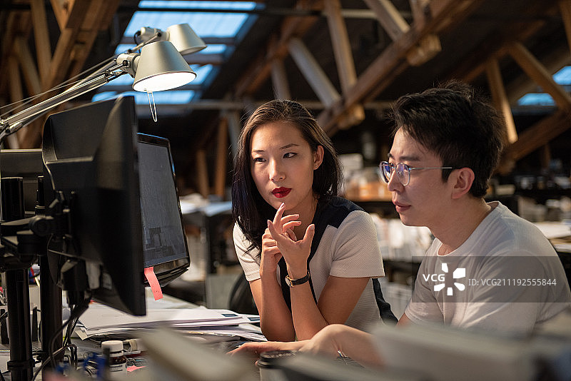 两名设计师正在探讨设计方案图片素材