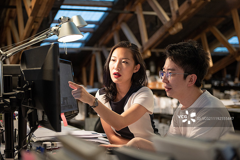 两名设计师正在探讨设计方案图片素材