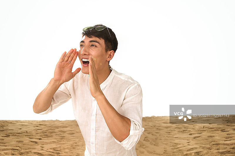 青年男人在沙滩上图片素材