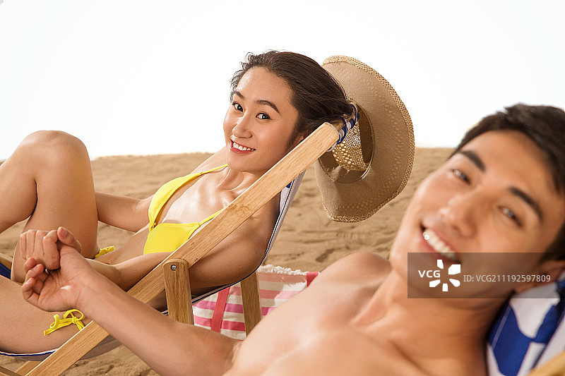 青年情侣在海边度假图片素材