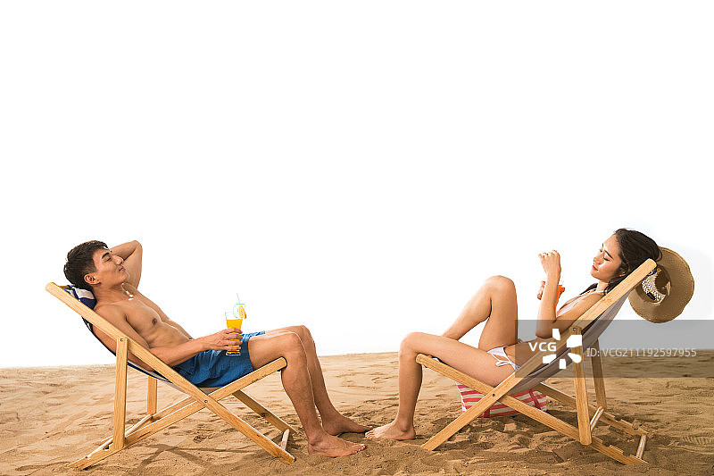 青年情侣在海边度假图片素材