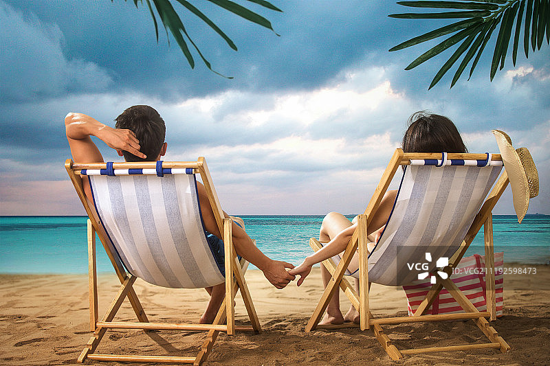 青年情侣在海边度假图片素材