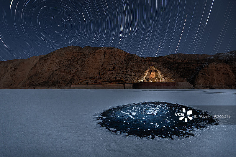 甘肃武威户外的星轨和佛像图片素材