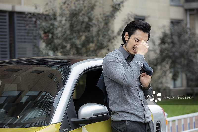 年轻商务男士和汽车图片素材