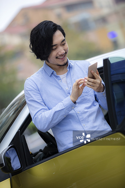 打电话的年轻商务男士图片素材