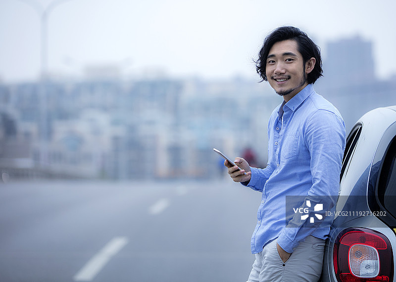 打电话的年轻商务男士图片素材