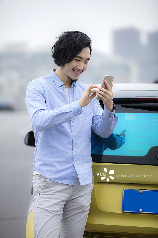 打电话的年轻商务男士图片素材