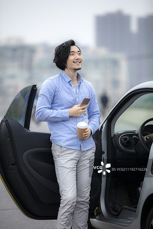 打电话的年轻商务男士图片素材