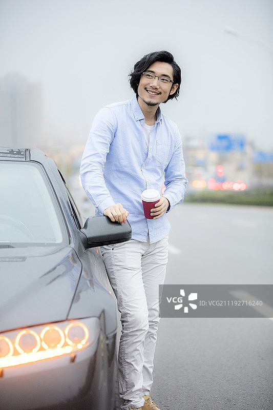 年轻商务男士和汽车图片素材