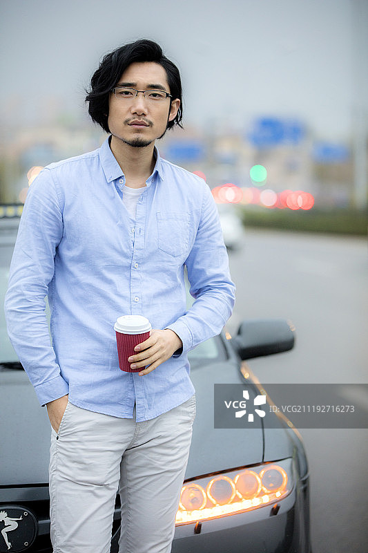 年轻商务男士和汽车图片素材