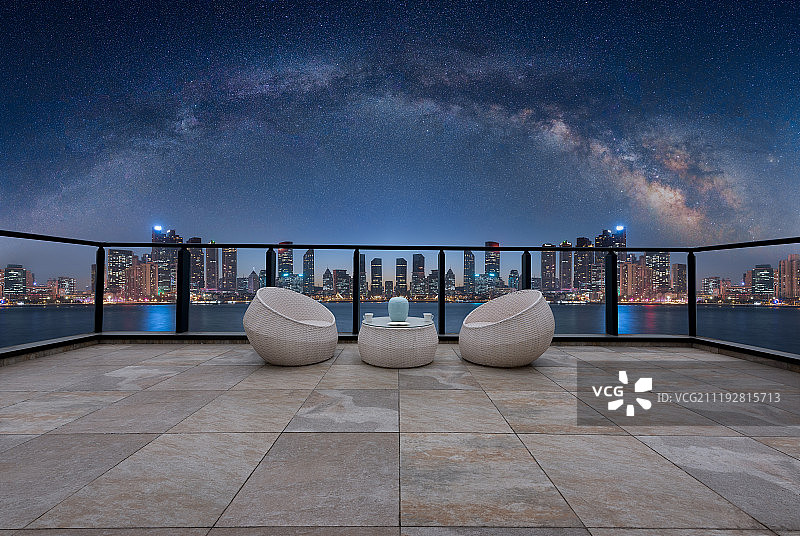 山东青岛星空下的海滨城市夜景风光图片素材