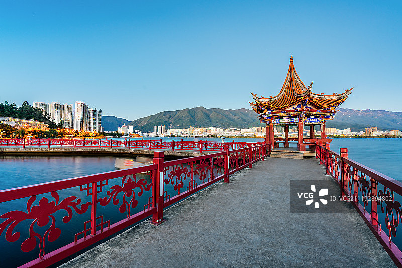 中国云南省大理市洱海海心亭夜景图片素材