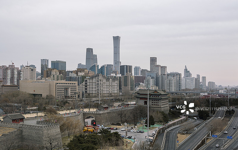 北京中信大厦下的东便门城楼图片素材