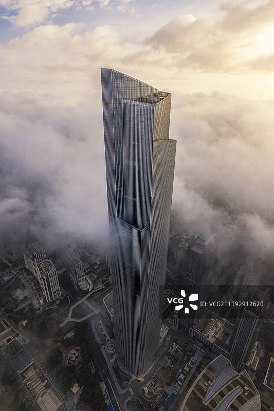 广州云海中的CBD建筑群图片素材