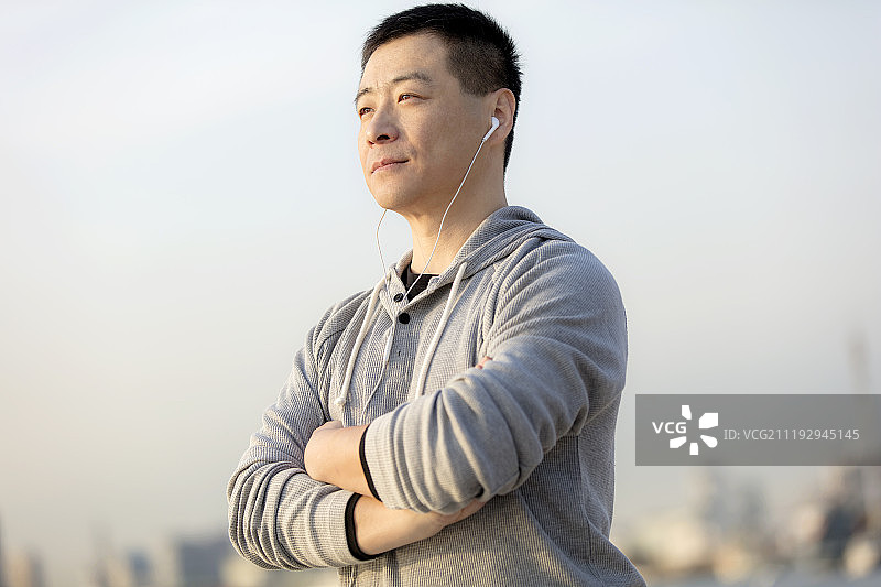 中年男士锻炼后放松休息图片素材