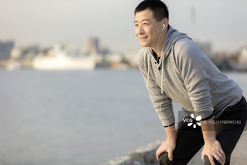 中年男士锻炼后放松休息图片素材