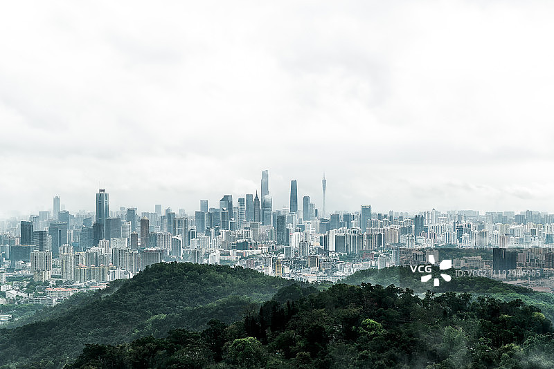 暴雨中的广州城市天际线图片素材