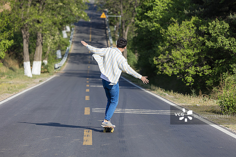 快乐年轻男性玩滑板图片素材