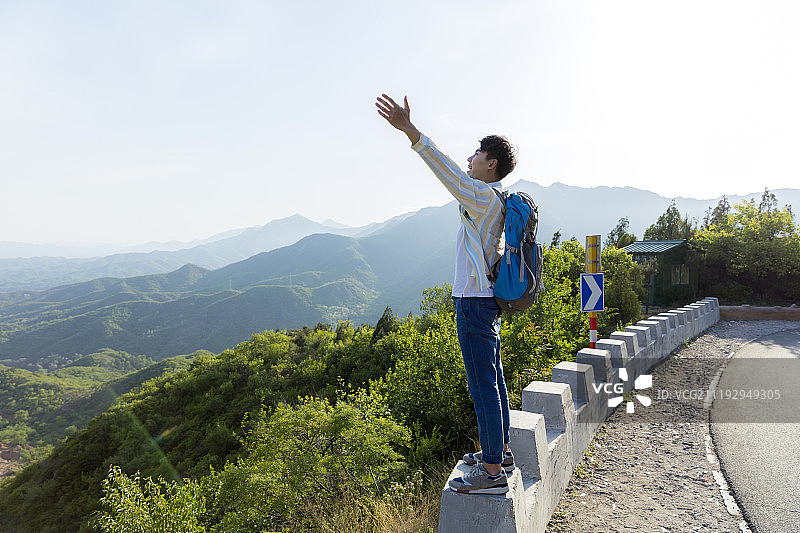快乐年轻男性徒步旅行图片素材