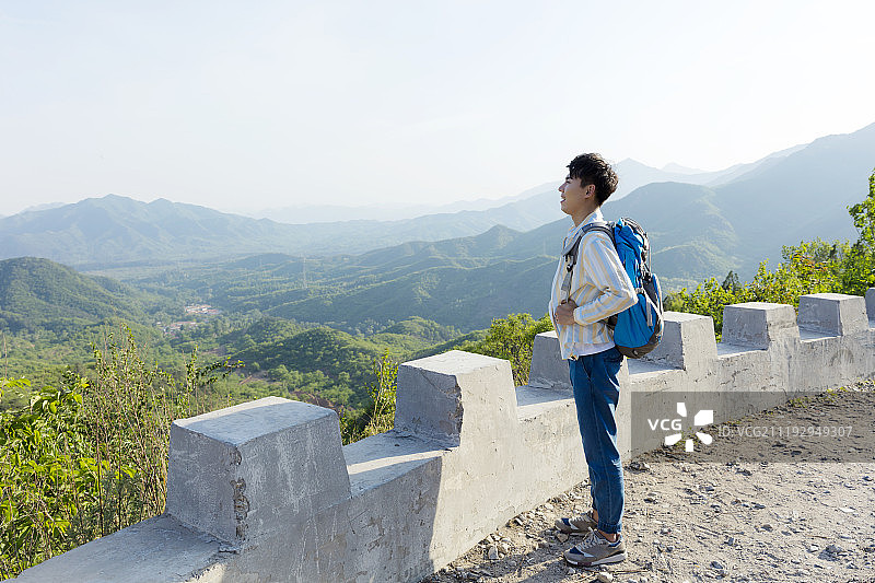 快乐年轻男性徒步旅行图片素材