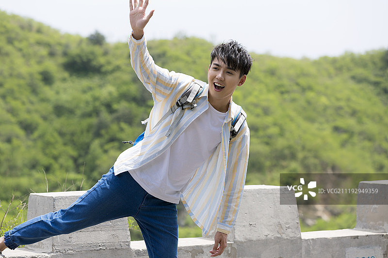 快乐年轻男性徒步旅行图片素材