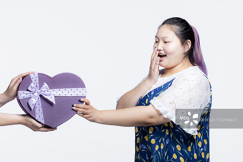 可爱胖女孩收到惊喜礼物图片素材