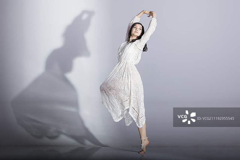 跳舞的青年女性图片素材