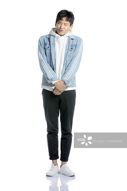 害羞的年轻男子图片素材