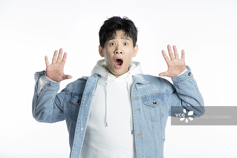 惊恐的年轻男子图片素材