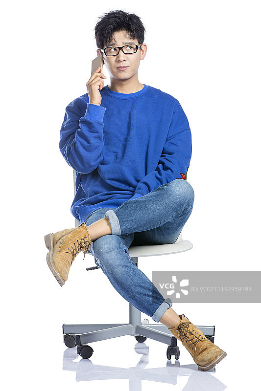 打电话的年轻男子图片素材