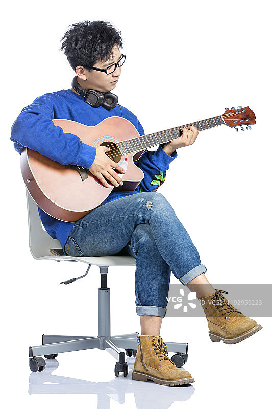 弹吉他的年轻男子图片素材