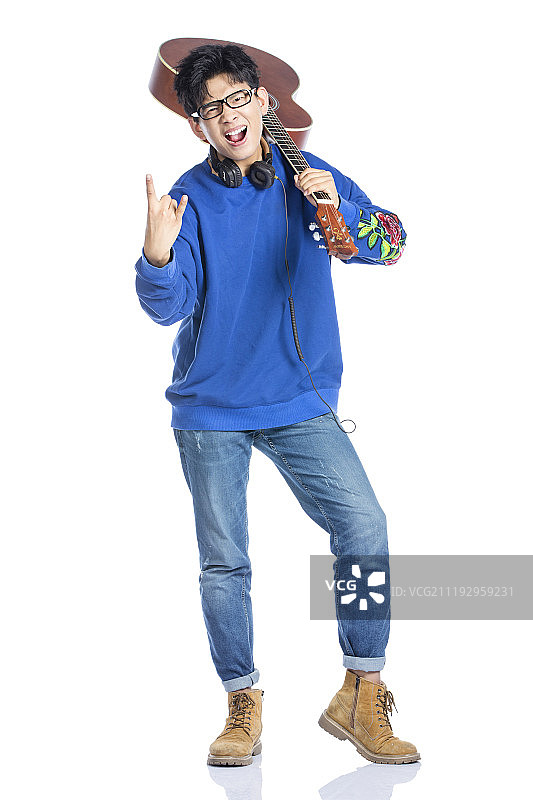 拿着吉他的年轻男子图片素材