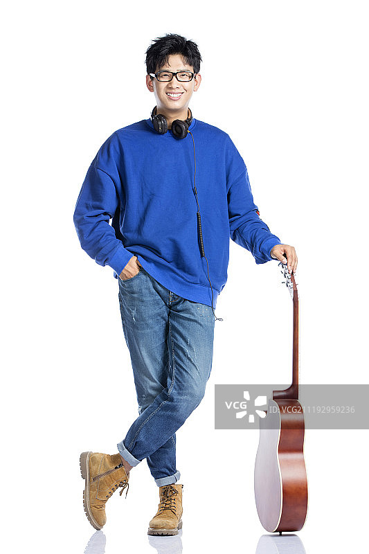 玩音乐的年轻男子图片素材