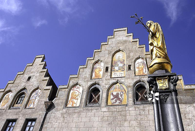 德国上巴伐利亚瓦瑟堡的圣母玛利亚雕像和市政厅图片素材
