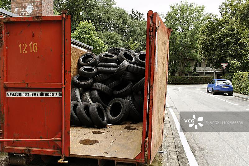 容器中的旧橡胶汽车和卡车轮胎图片素材