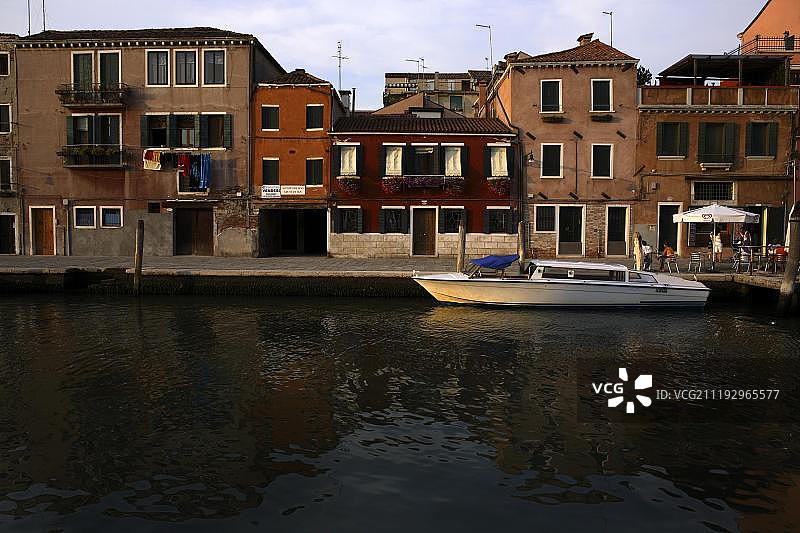 沿着意大利威尼斯卡纳雷吉欧运河的建筑物图片素材