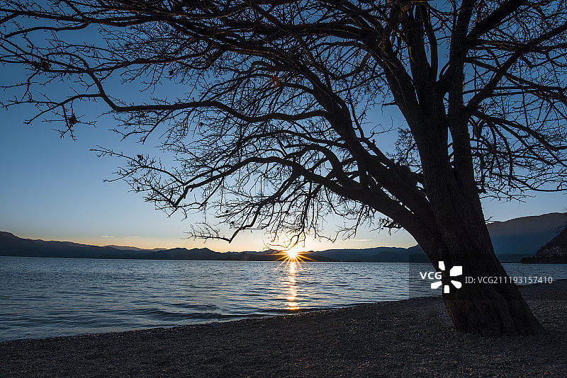 泸沽湖边日出图片素材