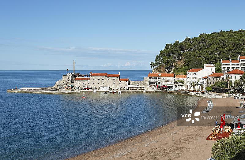 黑山布德瓦省彼得罗瓦茨海滩和历史古堡，亚得里亚海沿岸，欧洲图片素材