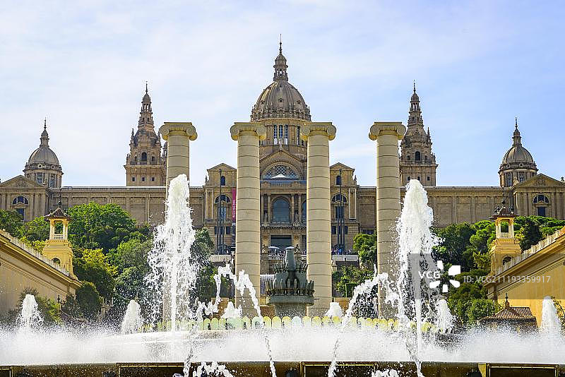 魔幻喷泉，巴塞罗那加泰罗尼亚国家艺术博物馆前的水景图片素材