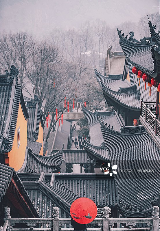 俯视寺庙的撑红伞的人图片素材